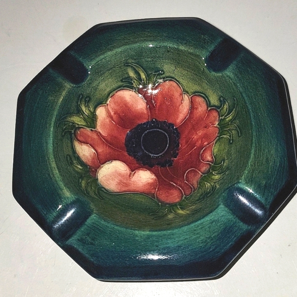 VINTAGE MOORCROFT POTTERY GREEN OCTAGONAL ANEMONE ASHTRAY ~POTTERS TO QUEEN MARY